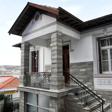 κομψό & πολυτελές νεοκλασικό στο κέντρο της πόλης