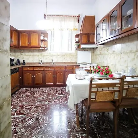κομψό & πολυτελές νεοκλασικό στο κέντρο της πόλης بيت للعطل كاستوريا