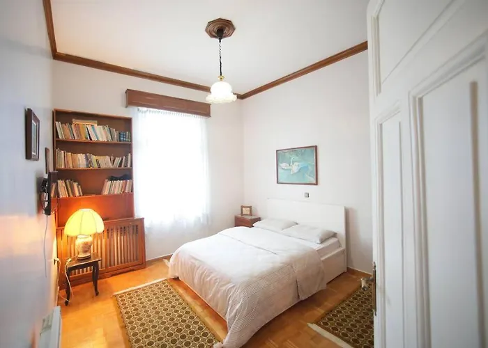 κομψό & πολυτελές νεοκλασικό στο κέντρο της πόλης Hébergement de vacances