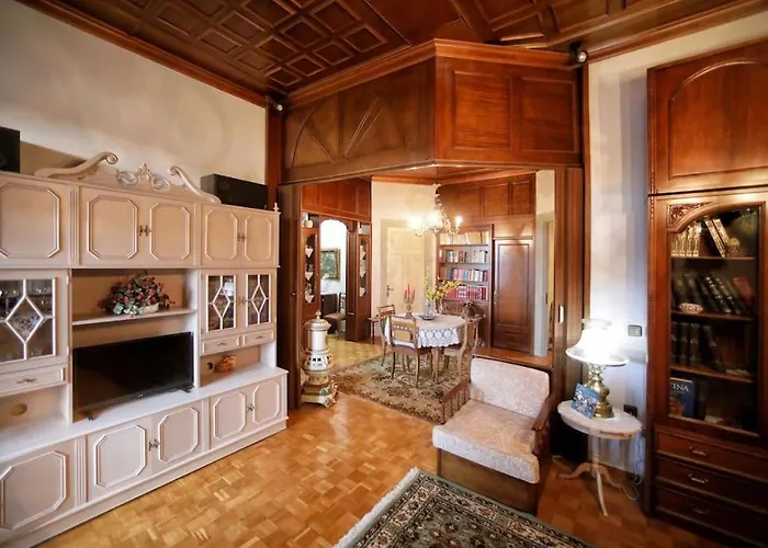 κομψό & πολυτελές νεοκλασικό στο κέντρο της πόλης Hébergement de vacances Kastoria