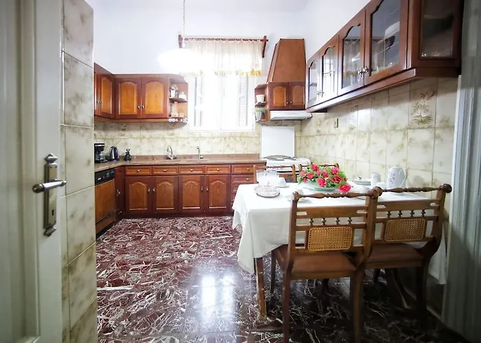 κομψό & πολυτελές νεοκλασικό στο κέντρο της πόλης Hébergement de vacances Kastoria